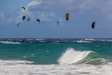 CABARETE, DOMINICAN Cumhuriyet - 14 Aralık 2018: Cabarete sahilinde uçurtma sörfü, Dominik Cumhuriyeti