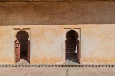 Kumbhalgarh kalesindeki Badal Mahal sarayının kapıları, Rajasthan eyaleti, Hindistan