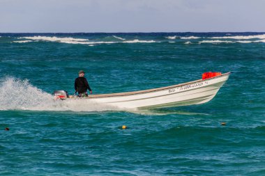 PUNTA CANA, DOMINICAN Cumhuriyet - 8 ARALIK 2018: Dominik Cumhuriyeti, Bavaro sahilinde küçük bir tekne