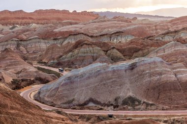 Zhangye Danxia 'nın gökkuşağı dağlarından geçen yol Ulusal Geopark, Gansu Eyaleti, Çin