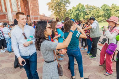 AGRA, Hindistan - 19 Şubat 2017: Turistler Agra, Hindistan 'daki Tac Mahal kompleksini ziyaret ettiler