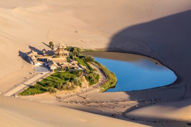 Çin 'in Gansu Eyaleti, Dunhuang yakınlarındaki Singing Sands Dune' da Hilal Ay Gölü