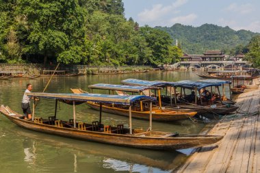 FENGHUANG, ÇİN - 14 Ağustos 2018: Fenghuang Antik Kenti, Hunan Bölgesi, Çin 'deki Tuo Nehri' nde tahta botlar