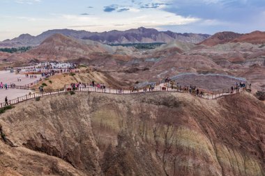ZHANGYE, ÇİN - 23 Ağustos 2018: Zhangye Danxia Ulusal Geopark, Gansu Eyaleti, Çin 'deki gökkuşağı dağlarında turistler