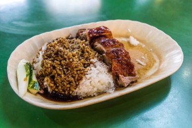 Pirinç ve et, Singapur 'daki Chinatown Hawker Center' da yemek..