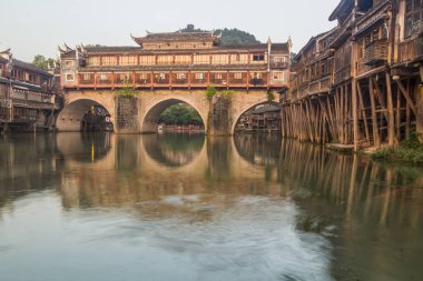 Çin 'in Hunan bölgesindeki Fenghuang Antik Kentinde, Tuo Nehri üzerindeki Hong köprüsü.