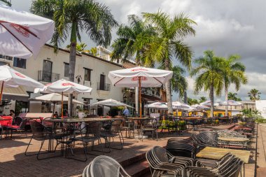 SANTO DOMINGO, DOMINICAN REUBLIC - 18 Kasım 2018: Dominik Cumhuriyeti 'nin başkenti Santo Domingo' daki Plaza Espana Meydanı 'nda açık hava restoranı.