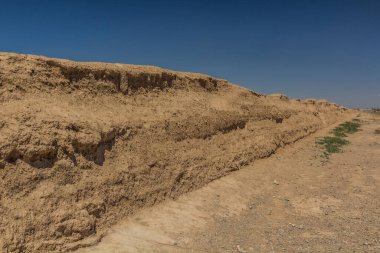 Jiayuguan yakınlarındaki Çin Seddi 'nin toprak parçası, Gansu Eyaleti, Çin