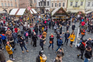 PRAG, CZECHIA - 22 Aralık 2019: İnsanlar Çek Cumhuriyeti 'nin Prag kentindeki Old Town Meydanı' ndaki Noel pazarını ziyaret ettiler