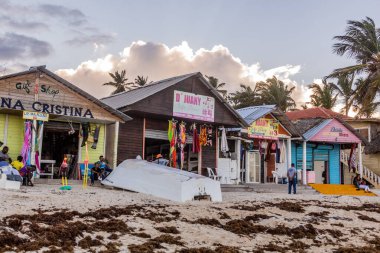 PUNTA CANA, DOMINICAN REPUBLIC - 8 ARALIK 2018: Dominik Cumhuriyeti, Bavaro sahilindeki hediyelik eşya dükkanları