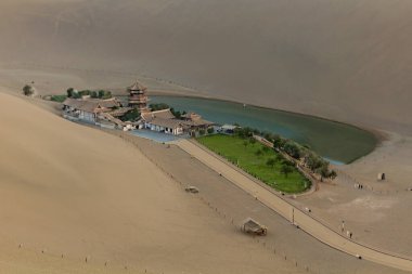Çin 'in Gansu Eyaleti, Dunhuang yakınlarındaki Singing Sands Dune' da Hilal Ay Gölü