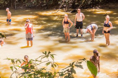 TAMAN NeGARA, MALAYSIA - 17 Mart 2018: Turistler Taman Negara Milli Parkı 'ndaki bir nehirde yüzüyorlar.