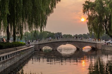 BEIJING, ÇİN - 26 AĞUSTOS 2018: Çin, Pekin 'deki Qianhai gölünün yanındaki kanalın üzerindeki Jinding köprüsü