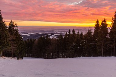 Çek Cumhuriyeti 'ndeki Ricky v Orlickych Horach kayak merkezinin kayak pistinin gün batımı manzarası