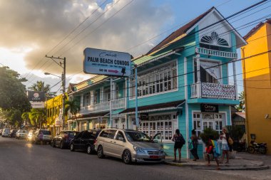 CABARETE, DOMINICAN Cumhuriyet - 13 Aralık 2018: Cabarete, Dominik Cumhuriyeti 'nde renkli evler