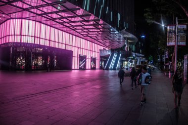 SINGAPORE, SINGAPORE - 12 Mart 2018 Singapur 'daki Victoria' s Secret mağazasının gece görüşü
