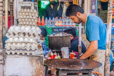UDAIPUR, Hindistan - 11 Şubat 2017: Udaipur, Rajasthan Eyaleti, Hindistan 'daki Yumurta Dünyası gıda tezgahı