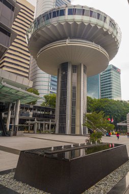 SİNGAPORE, SINGAPORE - 11 Mart 2018 'de Marina Körfezi, Singapur' daki OUE Kulesi