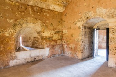 SANTO DOMINGO, DOMINICAN Cumhuriyet - 2 Aralık 2018: Dominik Cumhuriyeti 'nin başkenti Santo Domingo' daki Fortaleza Ozama kalesinin içi.