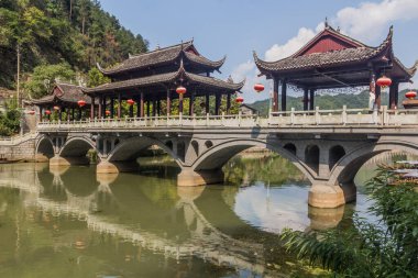 Çin 'in Hunan bölgesindeki Fenghuang Antik Kentinde Tuo Nehri' ni geçen köprü.