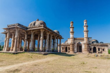 Hindistan 'ın Gujarat eyaletindeki tarihi Champaner şehrinde bir mezarlığı olan Kevda Mescidi camii.