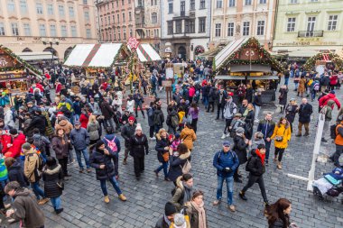 PRAG, CZECHIA - 22 Aralık 2019: İnsanlar Çek Cumhuriyeti 'nin Prag kentindeki Old Town Meydanı' ndaki Noel pazarını ziyaret ettiler