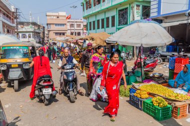 UDAIPUR, Hindistan - 14 Şubat 2017: Udaipur, Rajasthan Eyaleti, Hindistan 'da sokak pazarı