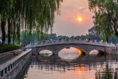 BEIJING, ÇİN - 26 AĞUSTOS 2018: Çin, Pekin 'deki Qianhai gölünün yanındaki kanalın üzerindeki Jinding köprüsü