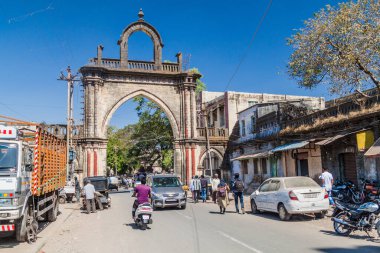 JUNAGADH, INDIA - 9 Şubat 2017: Junagad, Gujarat Eyaleti, Hindistan 'da MG Yolu' ndaki geçit