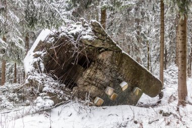 2. Dünya Savaşı 'ndan kalma hasarlı beton ilaç kutusunun kış manzarası, Çek Cumhuriyeti