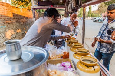 UDAIPUR, Hindistan - 11 Şubat 2017: Udaipur, Rajasthan Eyaleti, Hindistan 'da Panipuri gıda tezgahı