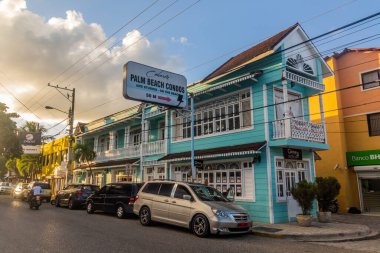 CABARETE, DOMINICAN Cumhuriyet - 13 Aralık 2018: Cabarete, Dominik Cumhuriyeti 'nde renkli evler