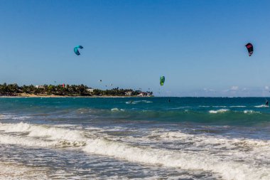 CABARETE, DOMINICAN Cumhuriyet - 13 Aralık 2018: Cabarete, Dominik Cumhuriyeti 'nde bir plajda uçurtma uçurma