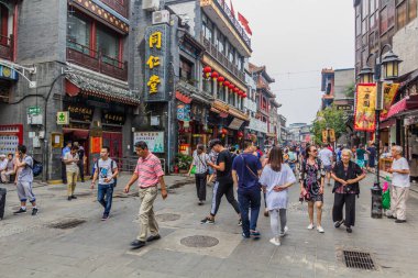 BEIJING, Çin - 27 AĞUSTOS 2018: Pekin 'in Qianmen bölgesinde kalabalık cadde