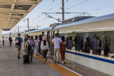 JIAYUGUAN, Çin - 22 AĞUSTOS 2018 Jiayuguan Güney Tren İstasyonu, Gansu Eyaleti, Çin