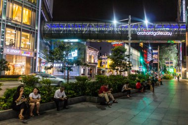 SINGAPORE, SINGAPORE - 12 Mart 2018 Singapur Orchard Yolu 'nun gece manzarası