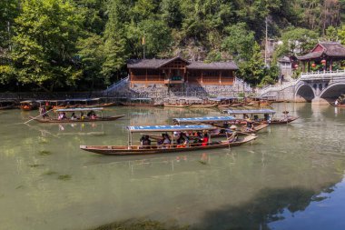 FENGHUANG, ÇİN - 14 Ağustos 2018: Fenghuang Antik Kenti, Hunan Bölgesi, Çin 'deki Tuo Nehri' nde tekneler