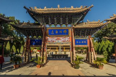 ZHANGYE, ÇİN - 23 AĞUSTOS 2018: Zhangye 'deki Dev Buda Tapınağı, Gansu Eyaleti, Çin