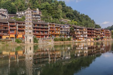 FENGHUANG, Çin - 14 Ağustos 2018: Fenghuang Antik Kenti, Hunan Bölgesi, Çin 'deki Riverside binaları ve Wanming Pagoda