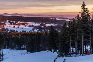 Çek Cumhuriyeti 'ndeki Ricky v Orlickych Horach kayak merkezinin kayak pistinin gün batımı manzarası