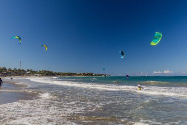 CABARETE, DOMINICAN Cumhuriyet - 13 Aralık 2018: Cabarete, Dominik Cumhuriyeti 'nde bir plajda uçurtma uçurma