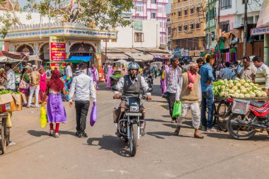 UDAIPUR, Hindistan - 14 Şubat 2017: Udaipur, Rajasthan Eyaleti, Hindistan 'da sokak trafiği
