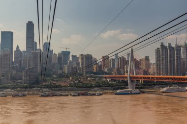 Chongqing, Çin 'deki Yangtze Nehri Ropeway ve Dongshuimen Köprüsü
