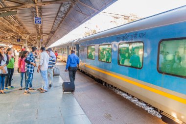 AGRA, Hindistan - 20 Şubat 2017: Gatimaan Ekspresi (Hint Demiryolları 'nın en hızlı treni) Agra Cantt tren istasyonunda, Uttar Pradesh Eyaleti, Hindistan