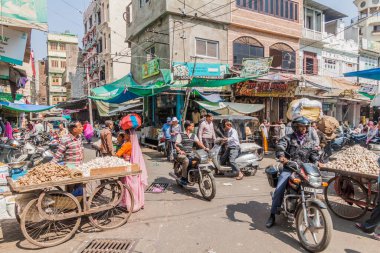 UDAIPUR, Hindistan - 14 Şubat 2017: Udaipur, Rajasthan Eyaleti, Hindistan 'da sokak trafiği