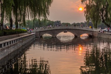 BEIJING, ÇİN - 26 AĞUSTOS 2018: Çin, Pekin 'deki Qianhai gölünün yanındaki kanalın üzerindeki Jinding köprüsü
