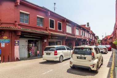 MALACCA, MALAYASIA - 19 Mart 2018: Malacca 'nın merkezindeki Jalan Laksamana Caddesi' nde trafik).