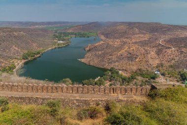 Jait Sagar Gölü ve Hindistan 'ın Rajasthan eyaleti Bundi' deki Taragarh Kalesi 'nin duvarları.