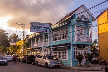 CABARETE, DOMINICAN Cumhuriyet - 13 Aralık 2018: Cabarete, Dominik Cumhuriyeti 'nde renkli evler