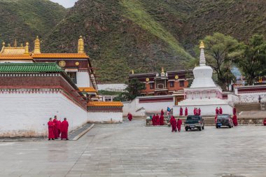 XIAHE, ÇİN - 25 AĞUSTOS 2018: Çin 'in Gansu ilindeki Xiahe kasabasındaki Labrang Manastırı' nda Budist rahipler
